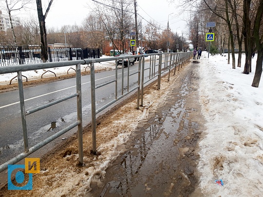 Тротуар вдоль ул. Солнечная, Одинцово затапливает талыми водами с реагентами