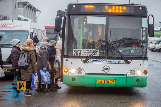 Станция Одинцово, автобус собирает пассажиров, Станция Одинцово, привокзальная площадь, рынок
