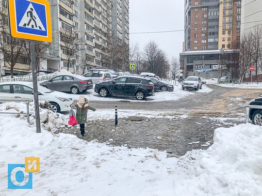 Пешеходный переход у ОЛГ, Одинцово затапливает талыми водами с реагентами