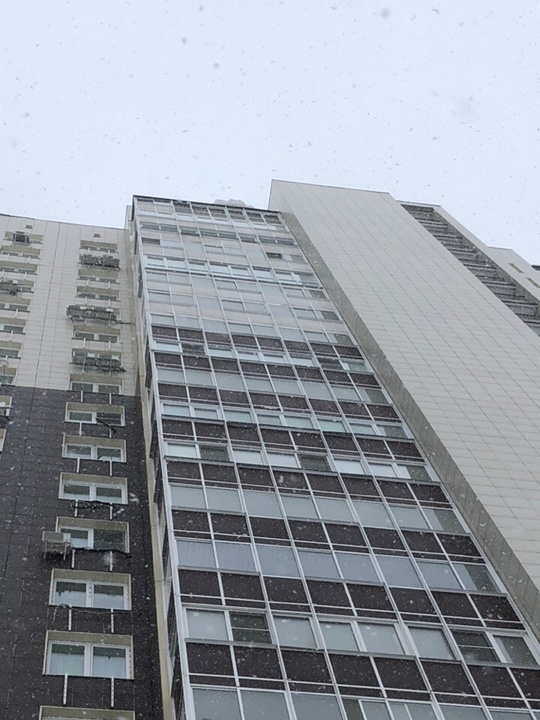 Дом, с которого упал снежный ком, Снежный ком упал на машину с 22 этажа