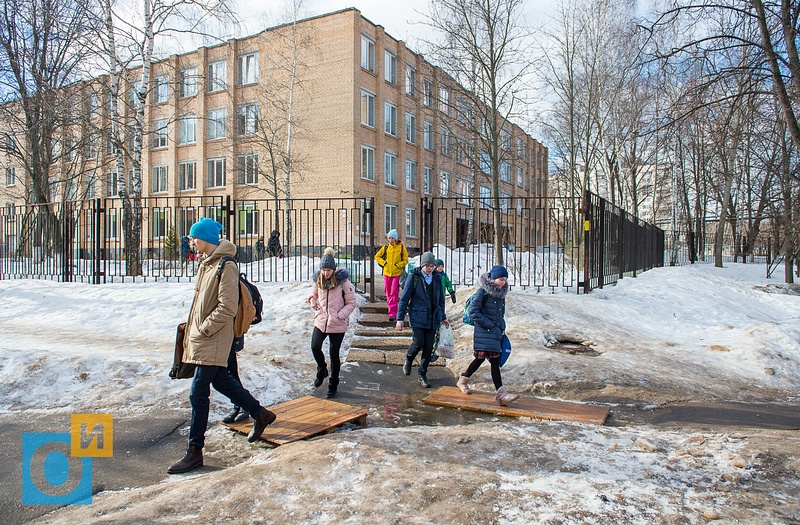 Возле прохода на территорию лицея №2, В Одинцово снежные отходы разбрасывают по газонам и тротуарам