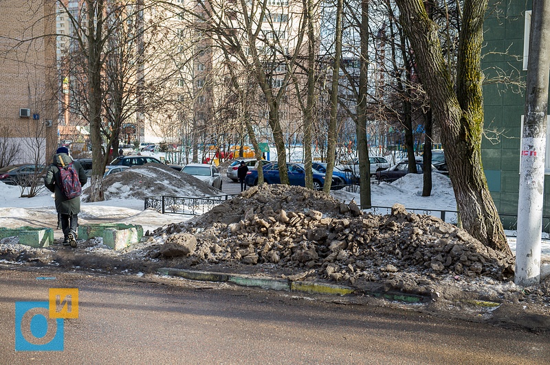 Можайское шоссе, 129, В Одинцово снежные отходы разбрасывают по газонам и тротуарам