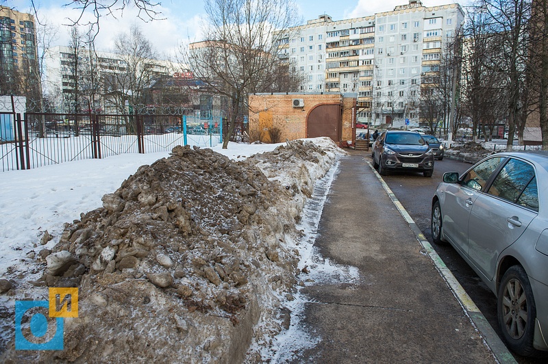 улица Чикина, 5А, В Одинцово снежные отходы разбрасывают по газонам и тротуарам