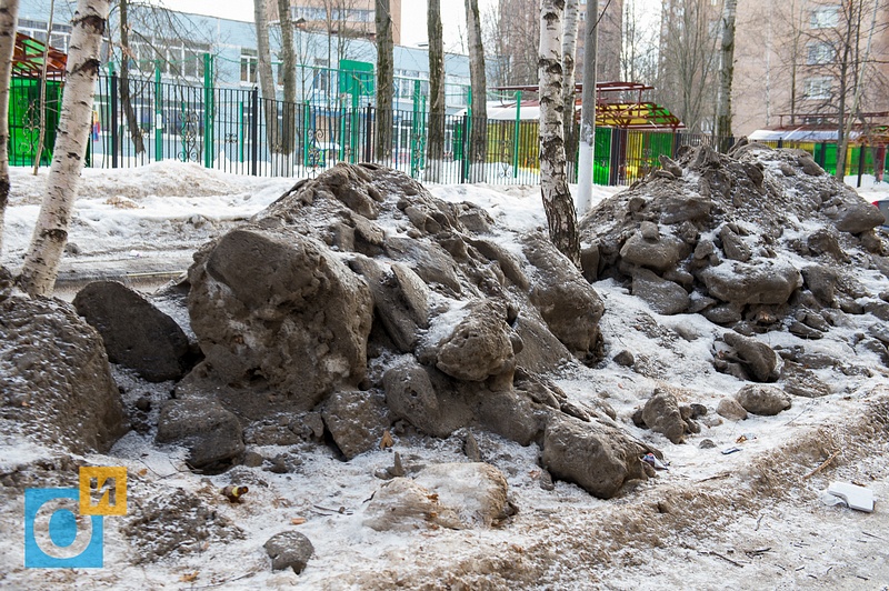 улица Чикина, 7, В Одинцово снежные отходы разбрасывают по газонам и тротуарам