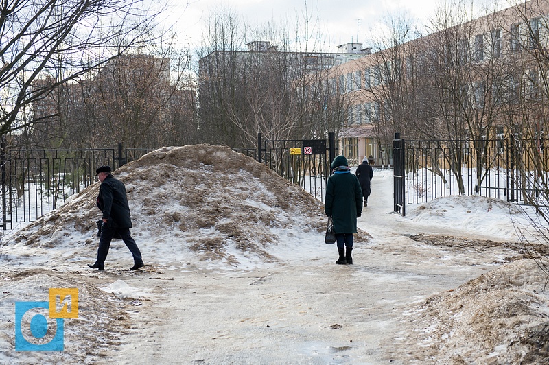 Куча снега у прохода к Гимназии №4, В Одинцово снежные отходы разбрасывают по газонам и тротуарам