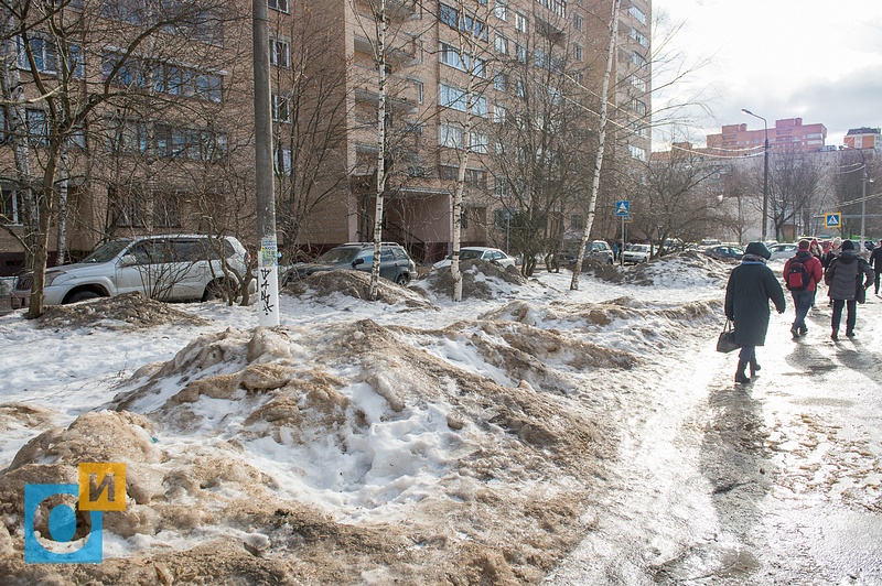 Можайское шоссе, 117, В Одинцово снежные отходы разбрасывают по газонам и тротуарам