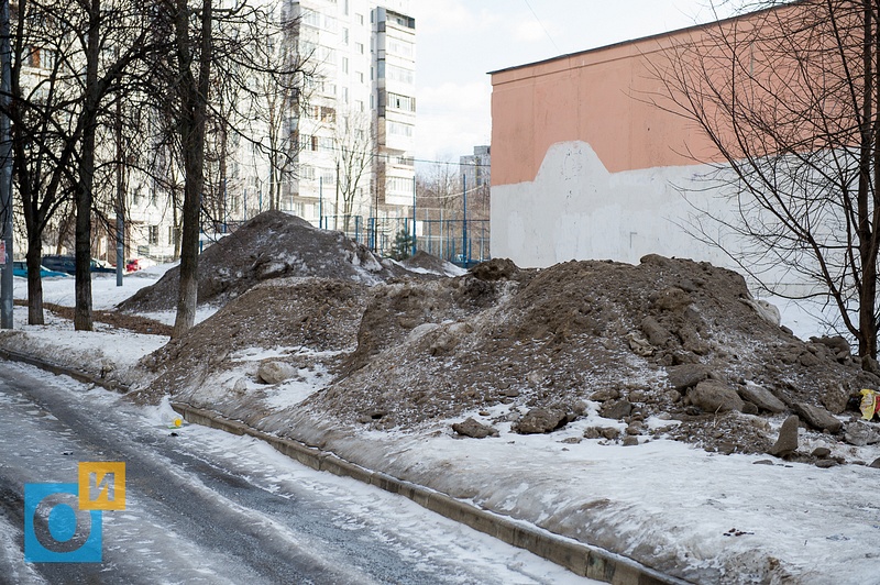 Можайское шоссе, 99, В Одинцово снежные отходы разбрасывают по газонам и тротуарам