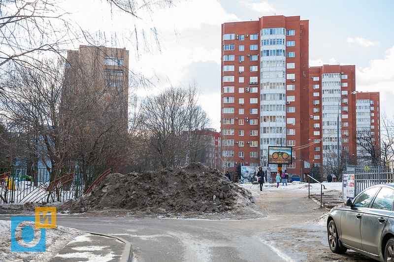 Можайское шоссе, 85, В Одинцово снежные отходы разбрасывают по газонам и тротуарам