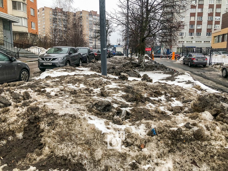 Складирование снега на газоне у дома 34А, Маршала Жукова, В Одинцово снежные отходы разбрасывают по газонам и тротуарам