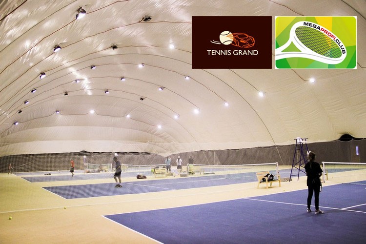 Воздухоопорное сооружение коммерческой теннисной школы «Гранд Теннис». Под надувным куполом разместились сразу четыре теннисных корта, Теннисный центр теснит школу в Дубках