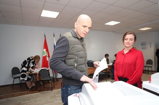 Депутат Мособлдумы Дмитрий Голубков проголосовал на участке в Усовской школе, Апрель