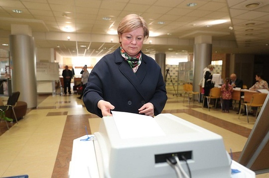 Первый зампред Мособлдумы Лариса Лазутина проголосовала на участке в Одинцовском филиале МГИМО, Апрель