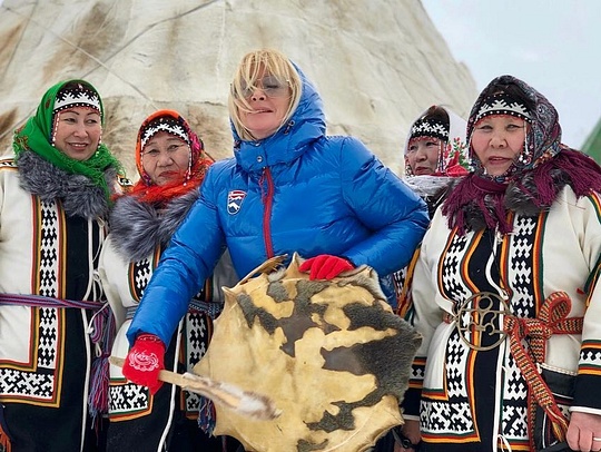 Оксана Пушкина играет на бубне, фото Instagram, Оксана Пушкина на первом женском Арктическом форуме в Нарьян-Маре