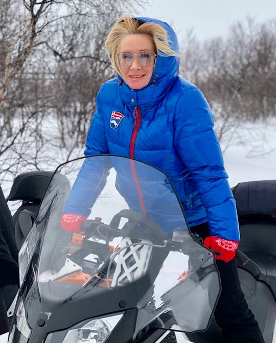 Оксана Пушкина позирует на снегоходе, фото Instagram, Оксана Пушкина на первом женском Арктическом форуме в Нарьян-Маре