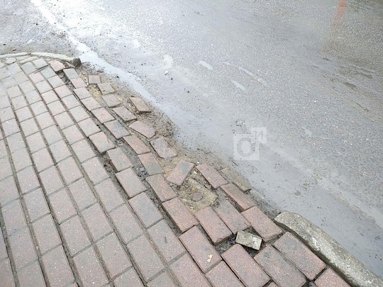 Разрушения тротуара на улице Свободы, Водители уничтожают зелёные насаждения и тротуар на улице Свободы в Одинцово