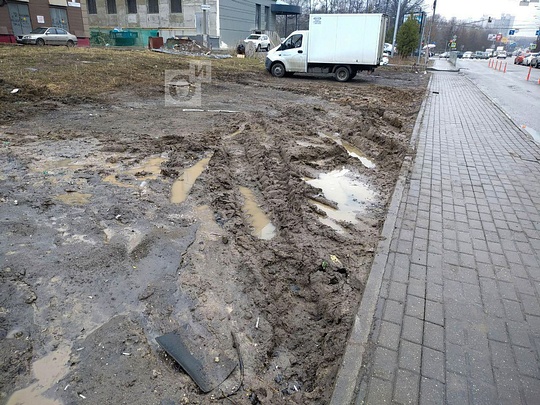 Грязь, следы от колёс автомобилей, Водители уничтожают зелёные насаждения и тротуар на улице Свободы в Одинцово
