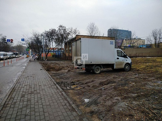 «Газель» на земельном участке, Водители уничтожают зелёные насаждения и тротуар на улице Свободы в Одинцово