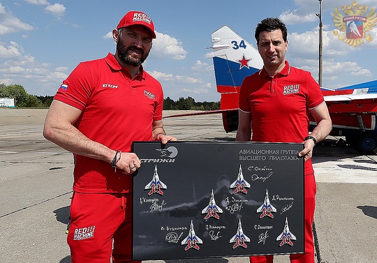 Хоккеисты сборной России посетили военный аэродром «Кубинка», Хоккеисты сборной России посетили военный аэродром «Кубинка»