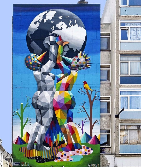Граффити Сан-Мигеля на фасаде дома в Брюсселе, Июль