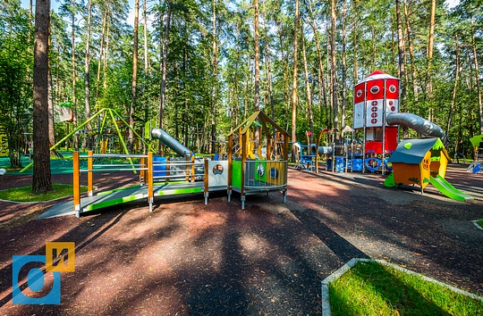 Детская площадка с резиновым покрытием, Парк «Раздолье» за день до открытия