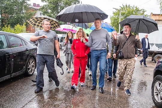Микрорайон Восточный города Звенигород Андрей Иванов и Оксана Пушкина инспектировали под зонтом, Июль