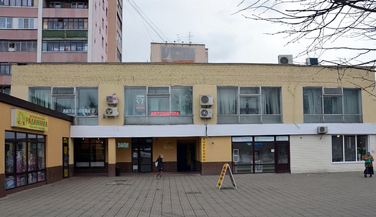 Перекрашенный фасад здания на голубиной площади, 37 млн рублей на реконструкцию площади