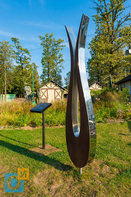 Арт-объект «Тюльпан», автор Симон Хемпселл, Скульптуры из парка Зарядье в парке имени Ларисы Лазутиной в Одинцово