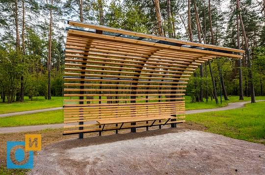 Парке «Раздолье»: скамейка-павильон, покрытие из поликарбоната защищает от осеннего дождя и ветра, Парк «Раздолье» осень 2019