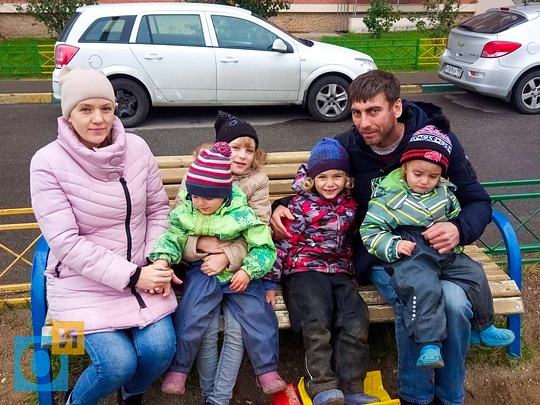 Семья погорельцев Гадимовых из Звенигорода, С четырьмя детьми — на улицу