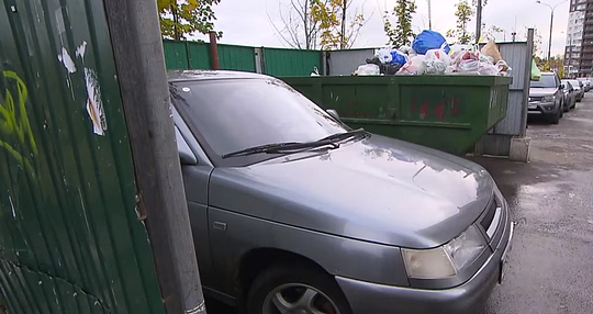 Автомобиль припаркован на мусорной площадке в Одинцово, улица Белорусская, между домами 2 и 4, В Одинцово водители блокируют вывоз мусора с контейнерных площадок