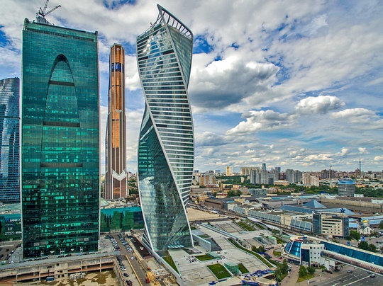 Башня «Эволюция» в виде молекулы ДНК — штаб квартира ПАО «Транснефть» в Москва Сити, Кирилл Завражин получил почётный знак «Кентавр»