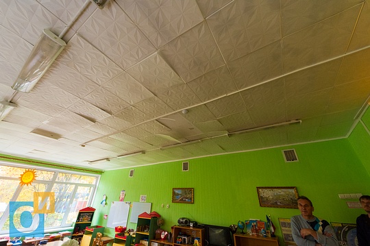 В игровой комнате группы №6 отваливается потолочное покрытие, Детский сад №55 «Василёк», 2-е октября