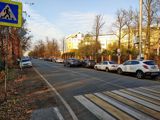 Парковка на обочине около филиала МГИМО в Одинцово, Октябрь