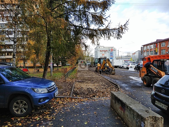 Работы на парковке у ТЦ, рабочие меняют покрытие тротуара, Работы около железнодорожной станции «Одинцово»