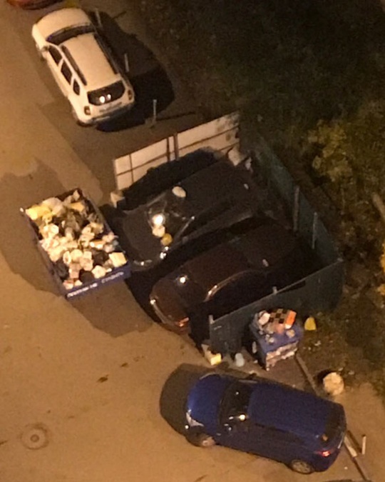 Сразу две машины на контейнерной площадке, В Одинцово водители блокируют вывоз мусора с контейнерных площадок