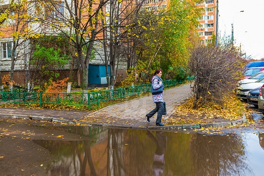 Лужа на улице Маршала Жукова, 34А, октябрь 2019 года, «Добродел» решает: в Одинцово устраняют системную проблему подтопления