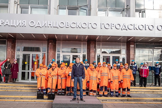 Глава Одинцовского округа Андрей Иванов открывает парад коммунальной техники, В Одинцово провели парад коммунальной техники