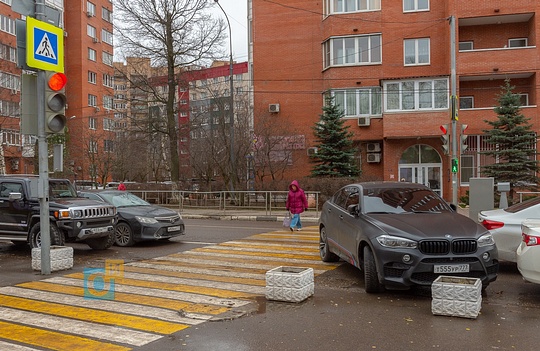 Автомобили студентов МГИМО часто перекрывают зебру пешеходного перехода, Стихийная парковка в два ряда у МГИМО — норма?