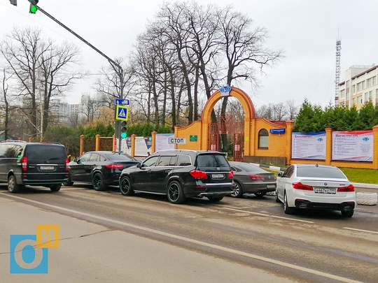 Автомобили припаркованы в два ряда, улица Ново-Спортивная, Стихийная парковка в два ряда у МГИМО — норма?