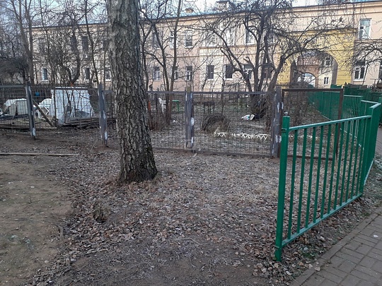 На детской площадке установили забор с кладбища, На детской площадке установили забор с кладбища