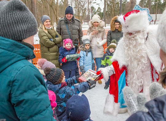 Дед мороз раздаёт подарки участникам новогоднего квеста, Более 1500 человек в день: парк «Раздолье» стал самым популярным местом отдыха Подмосковья, дед мороз, подарок