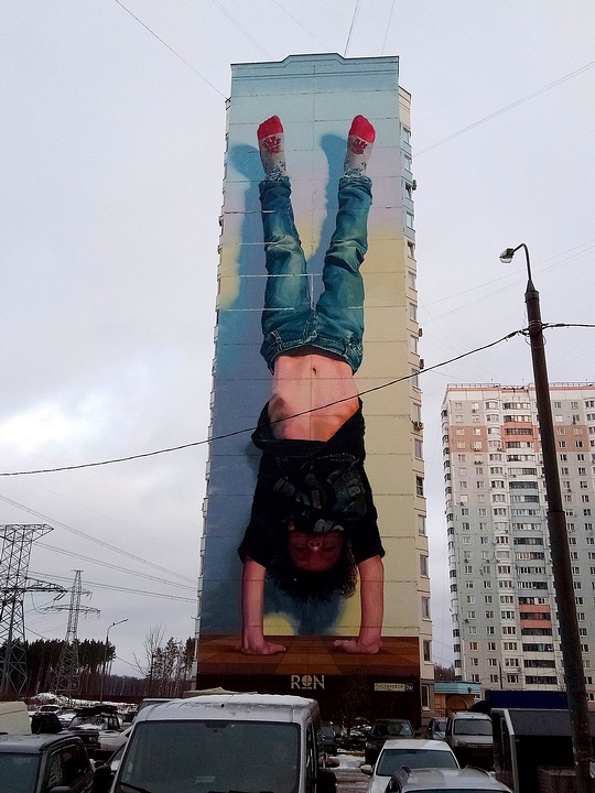 Так сейчас выглядит работа Мартина Рона «Мальчик, который стоит на руках», Что осталось от фестиваля Urban Morphogenesis в Новой Трёхгорке
