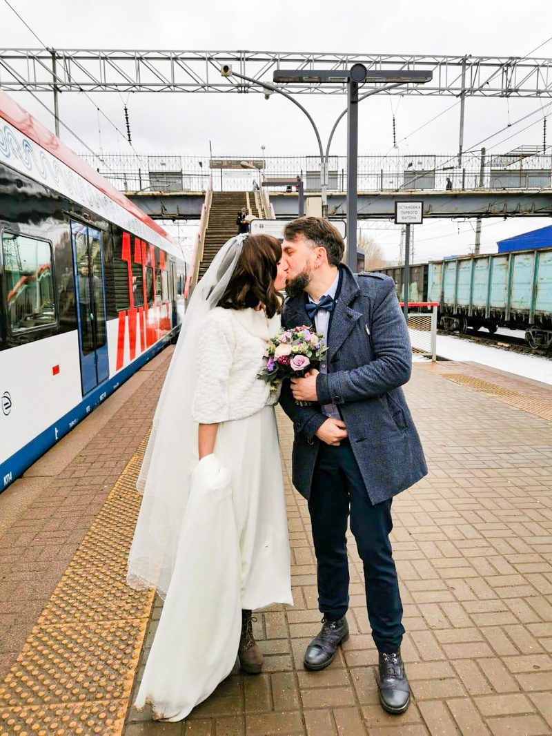 Алексей Салтыков и Елена Лысенко на станции «Одинцово», Машинисты поженились в поезде МЦД-1 «Одинцово-Лобня»