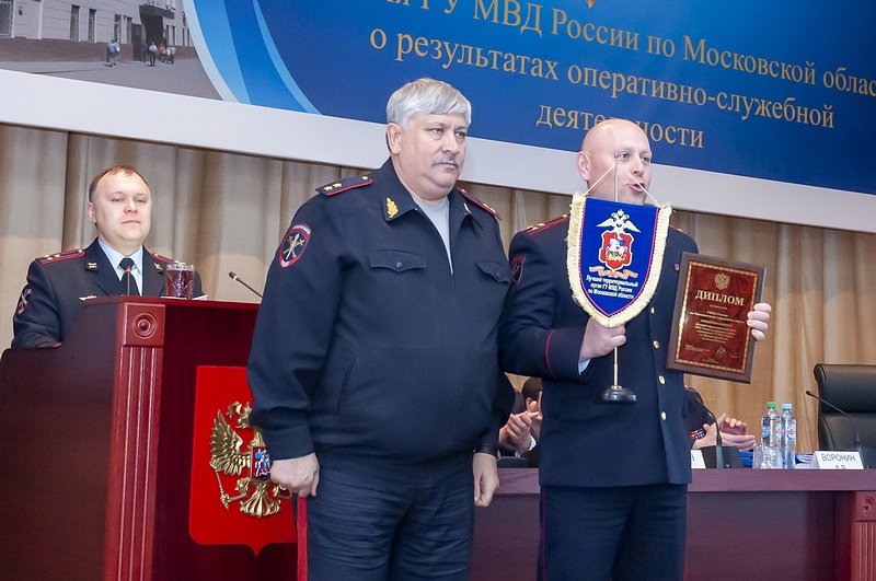 Начальник УМВД Алексей Школкин получил памятный диплом и переходящий вымпел, Одинцовских полицейских признали лучшими в Подмосковье по итогам 2019 года