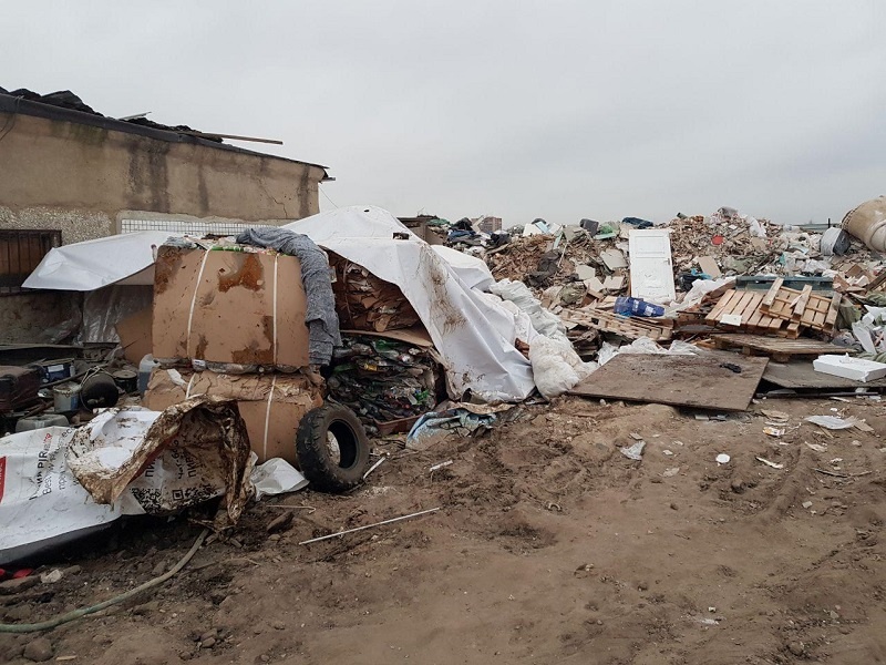 Строительные и коммунальные отходы на участке, Организаторов незаконной свалки поймали в Малых Вязёмах