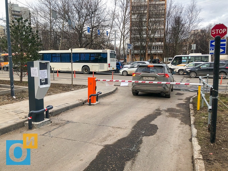 Автомобиль выезжает с парковки на улицу Свободы, Два новых частных шлагбаума появились в Одинцово