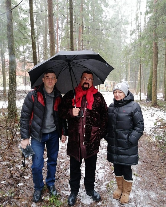 Стивен Сигал на прогулке со специалистами Хлюпинского участкового лесничества, февраль 2020 года, Март