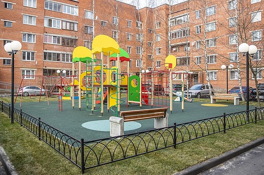 Детская площадка в посёлке санатория имени Герцена, Март