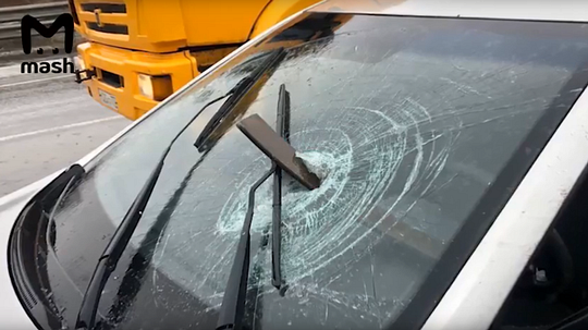 На Минском шоссе рессора от грузовика влетела в лобовое стекло Kia, Март