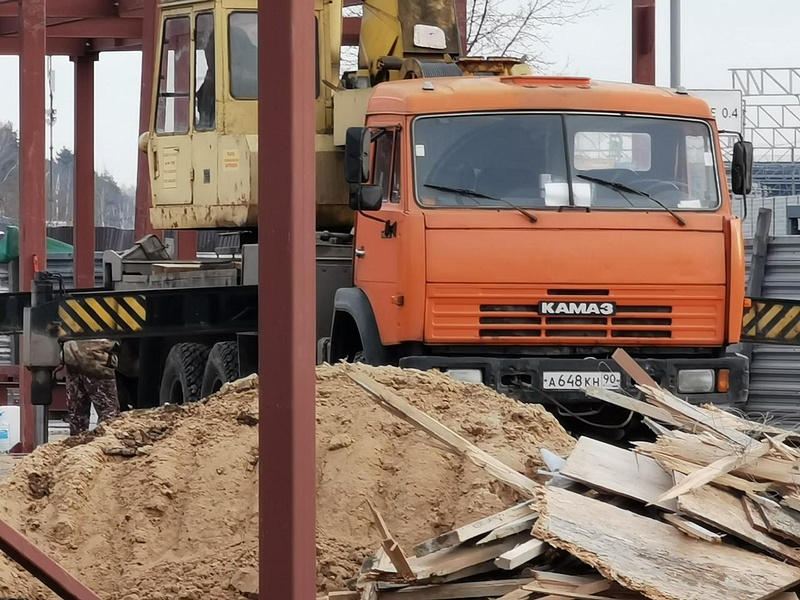 В конце 2019 года на участке появилась строительная техника, Бывший чиновник застраивает выезд из Трёхгорки